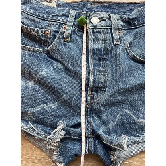 Levi's Premium 501 Cut Off Denim Shorts Womens 26 Blue Frayed Hem Acid Wash - Picture 6 of 8